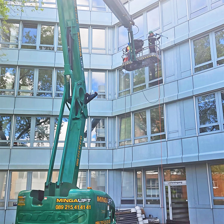 Fassadenreinigung mit Hebebühne an einem Bürogebäude