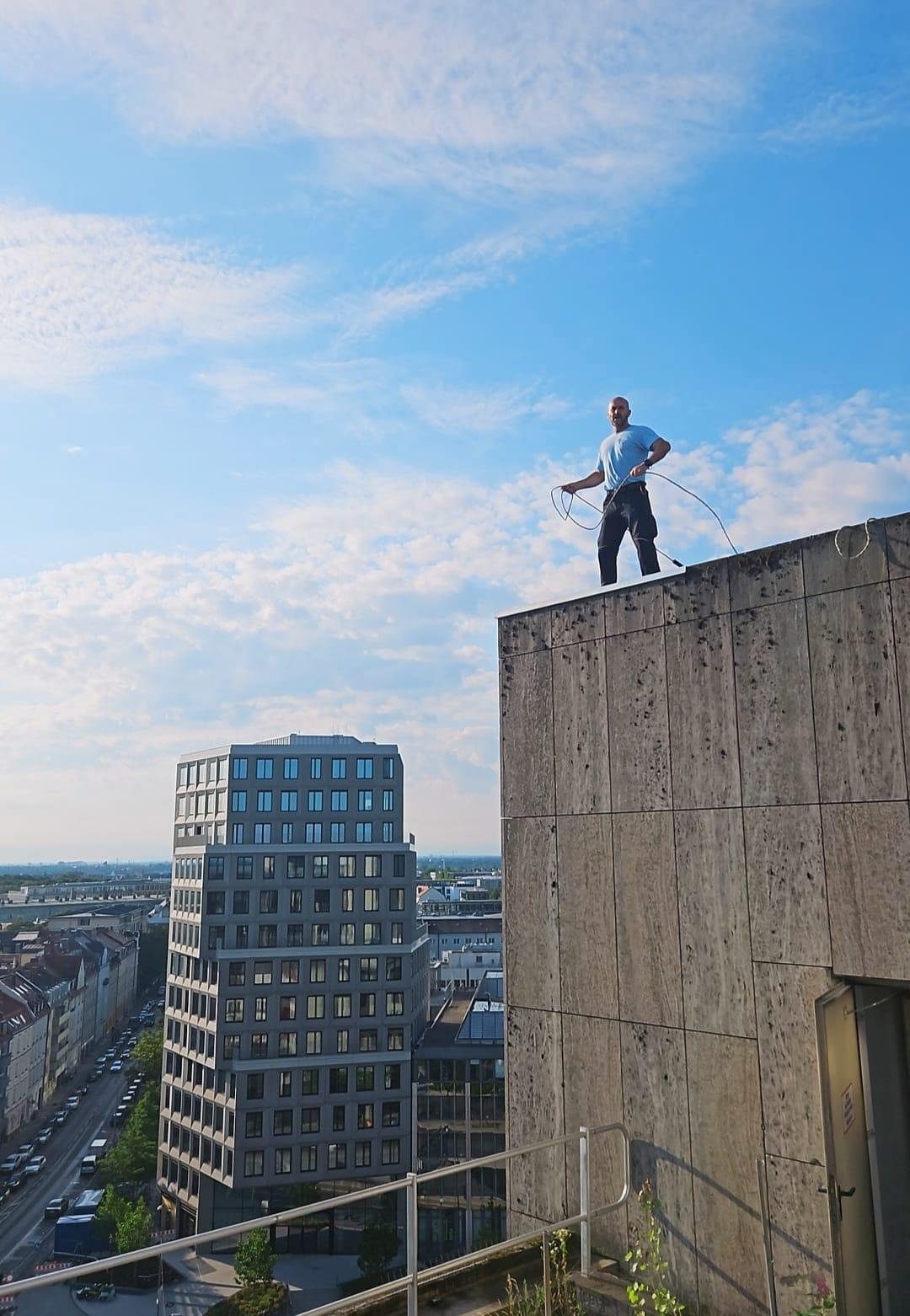 Arbeiten auf einem hohen Gebäude über der Stadt