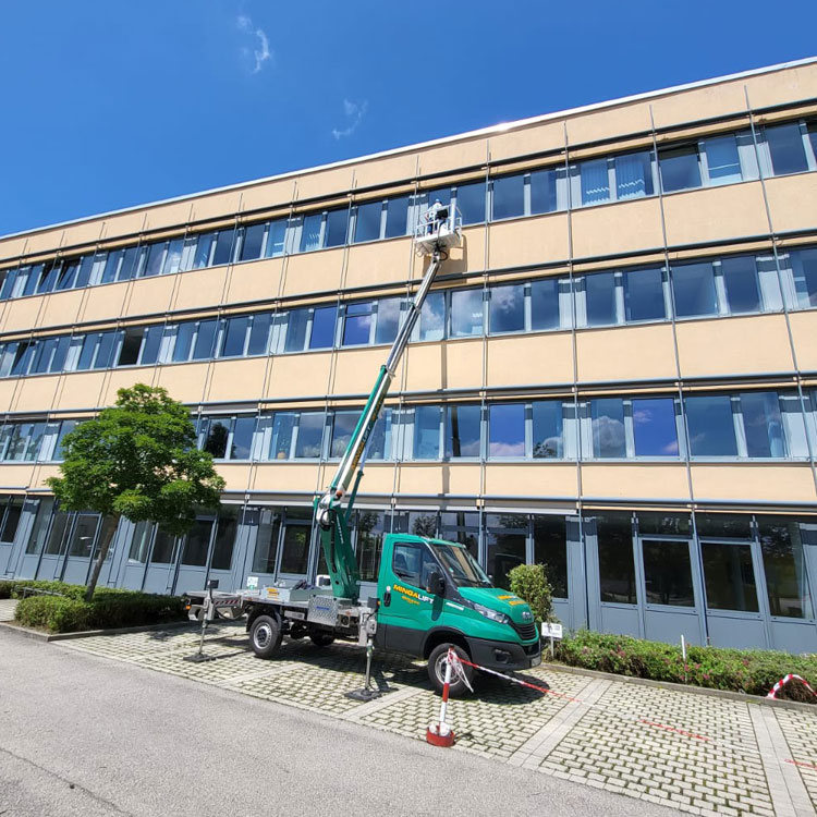 Fensterreinigung mit Hebebühne an einem Glasbau